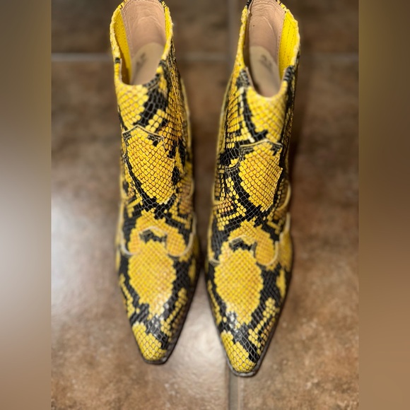 NWT Sam Edelman Yellow and Black Snake Print Ankle Booties - Picture 1 of 10